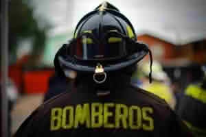 Bomberos de Santa Cruz encuentran cadáver atado con cuerda en el Estero Chimbarongo