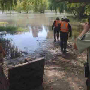 Búsqueda activa de hombre de 29 años extraviado tras sumergirse en Estero Chimbarongo