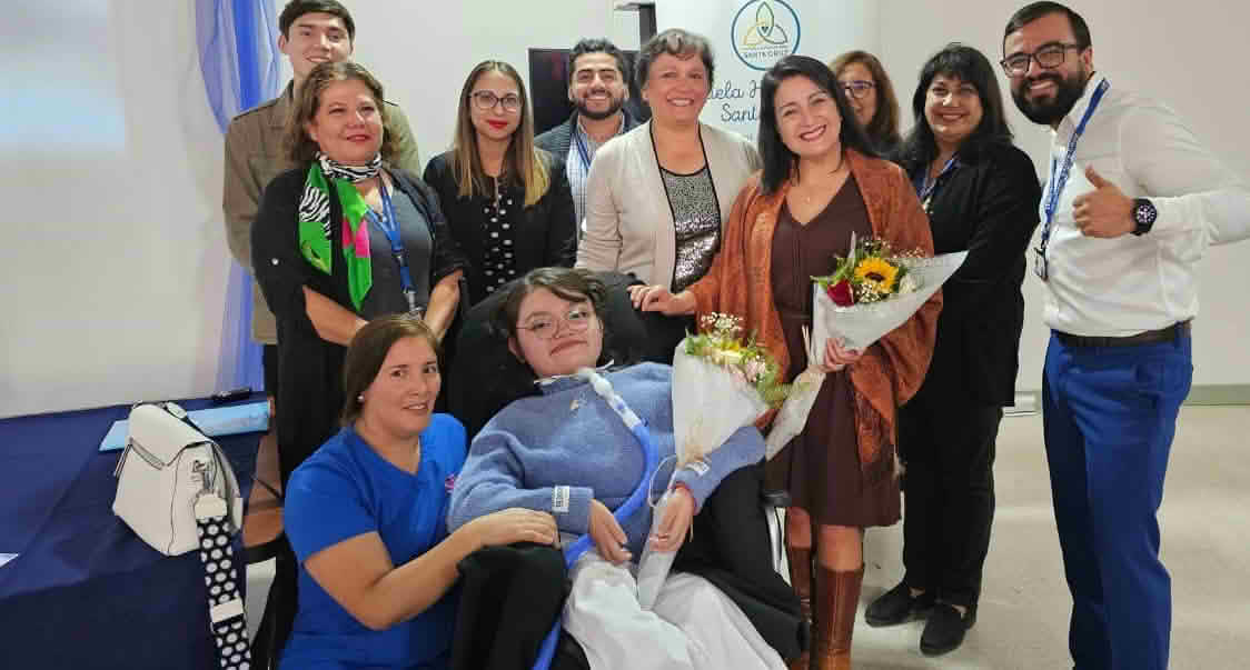 Escuela Hospitalaria de Santa Cruz celebra el 2024 reconociendo a destacada egresada