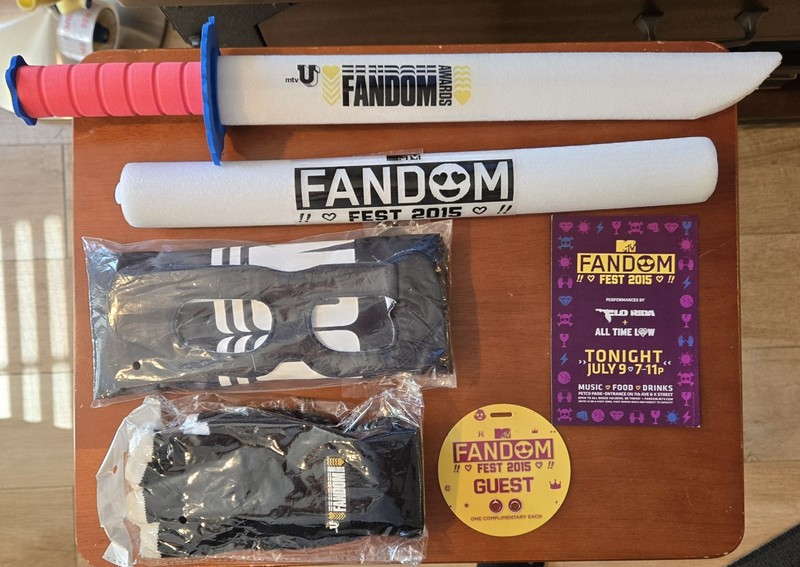 SDCC 2015 MTV Fandom Fest Exclusive Items Light-up Sword Stick Gloves +Cape Mask