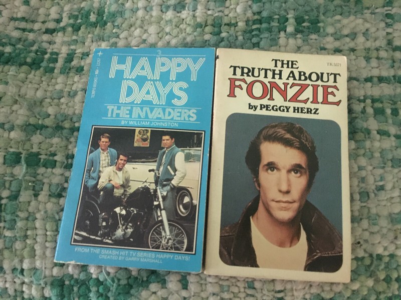 TRUTH ABOUT FONZIE – Peggy Herz 1976 Scholastic Paperback + HAPPY DAYS Invaders