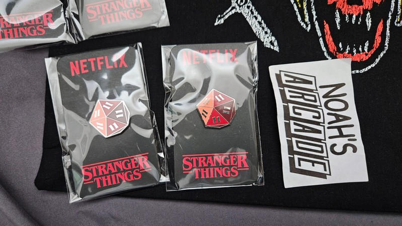 SDCC 2022 Netflix Stranger Things Promo Lot Shirt Pins Bag Hellfire Club L RARE gallery