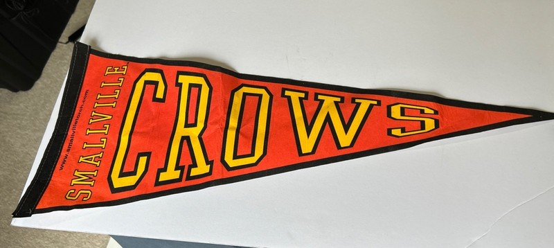SMALLVILLE CROWS PENNANT BANNER RARE TV SERIES PROMO SUPERBOY SUPERMAN DC COMICS