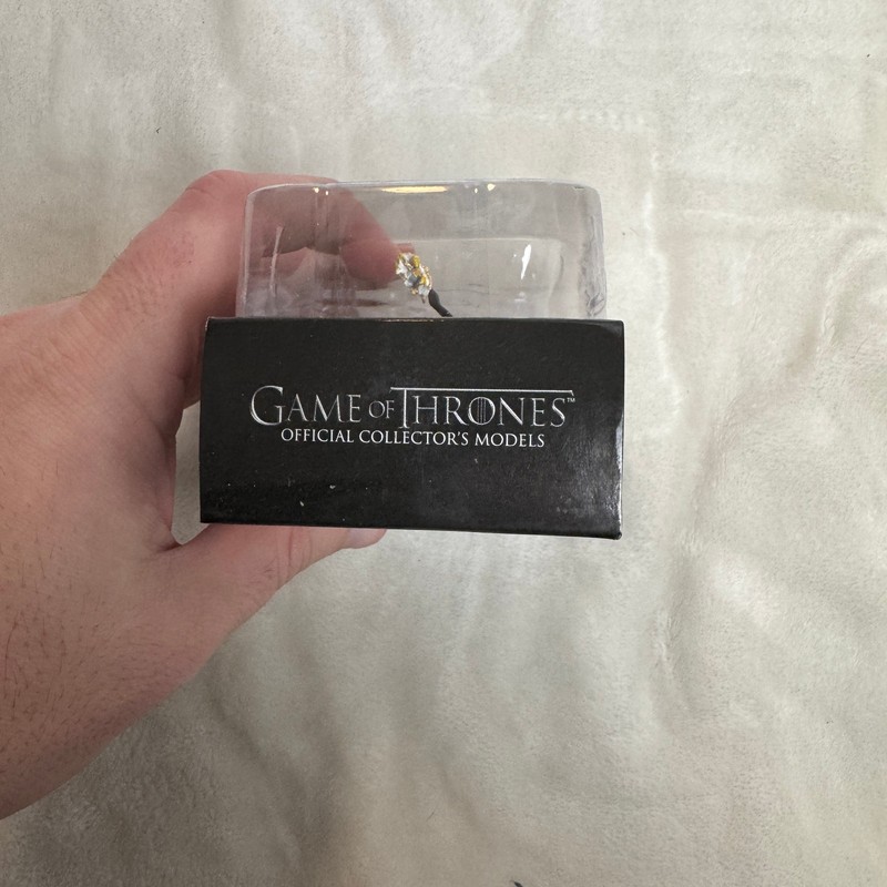 HBO Game Of Thrones Melisandre 5:09 The Official Collectors Model New gallery