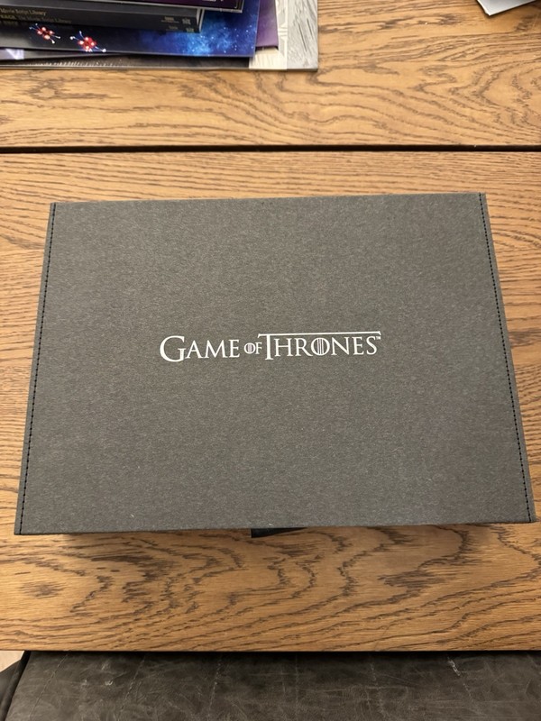 Game of Thrones Box Set 2 Cloth Banners Stark Winterfell & Targaryen