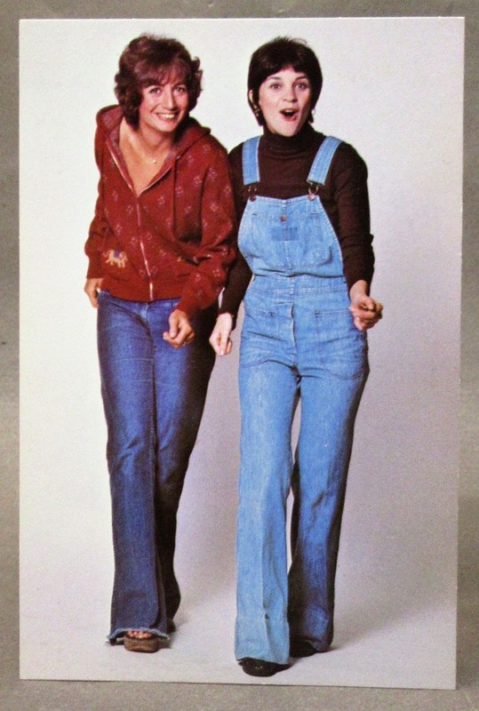 circa 1976 LAVERNE & SHIRLEY full figures TV Show full color photo fan card MINT