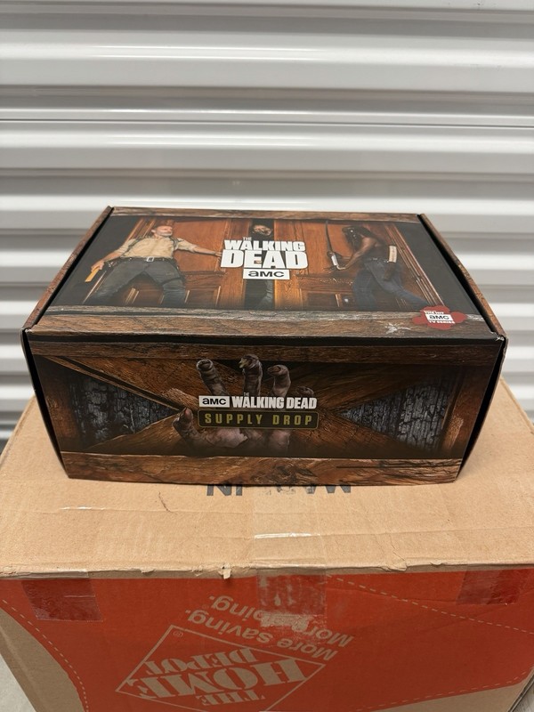 AMC Walking Dead Supply Drop Season 9 Box (Non Chase) Large Tee Shirt