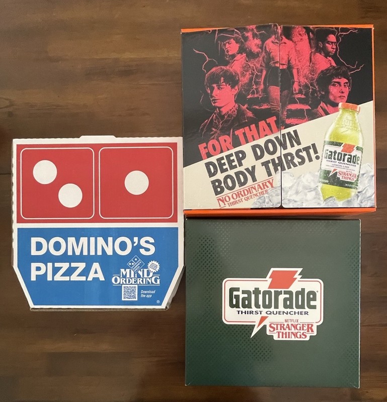 Stranger Things x Gatorade – Hawkins Time Capsule 1987 Size XL plus Domino’s Box