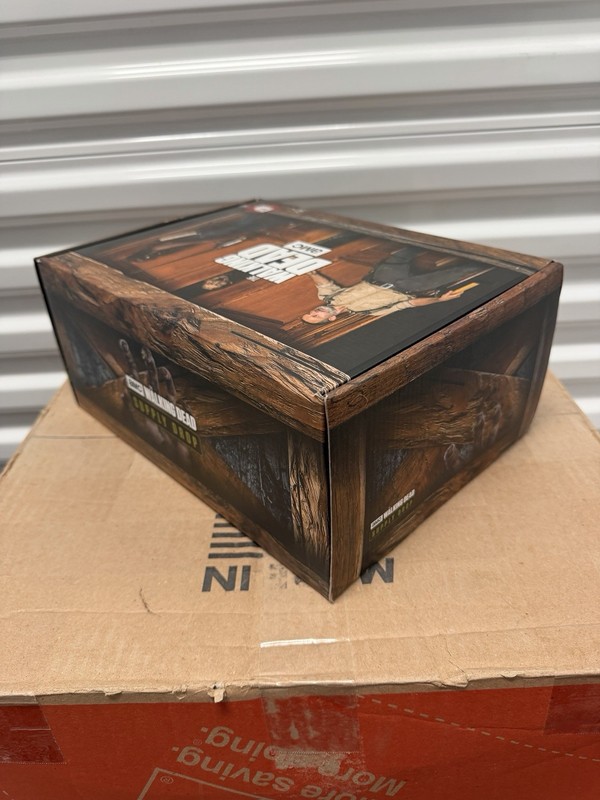 AMC Walking Dead Supply Drop Season 9 Box (Non Chase) Large Tee Shirt gallery
